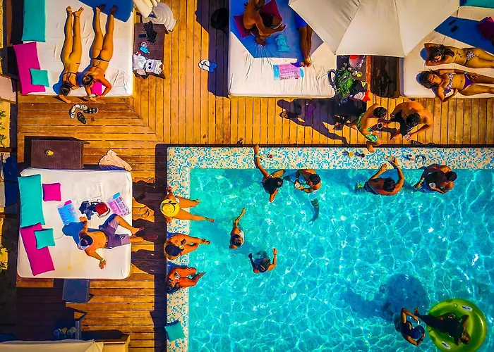 Quiet Mornings In Centro Playa, King & 2br Duplex Suites, Sleeps 2-8, Ado Bus 2 Min, 5th Ave 3 Min, & Cozumel Ferry 4 Min, Cenotes 20 Min, Kitchenette Wifi Ac * Playa del Carmen